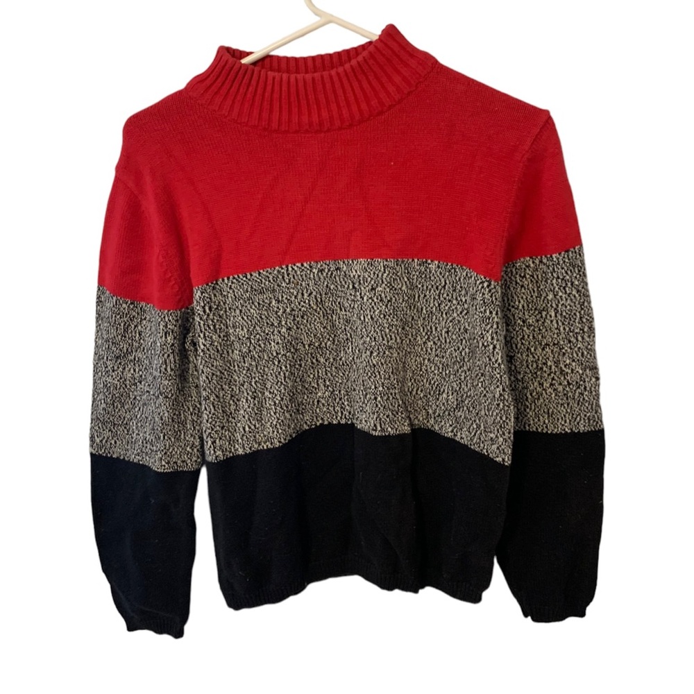 Size L tricolored sweater.